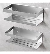 Deux étagères de salle de bain murales en acier inoxydable brossé avec design à lattes et bords relevés, montées horizontalement l'une au-dessus de l'autre.