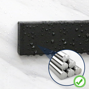 Objet rectangulaire noir avec des gouttelettes d'eau sur la surface. L'image circulaire incrustée montre des objets cylindriques blancs, peut-être des pilules ou des capsules