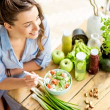femme qui mange des crudités
