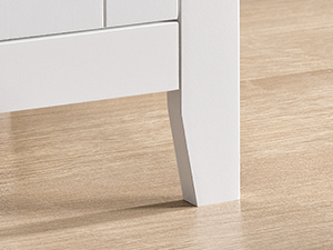 Vue rapprochée d'un plancher en bois de couleur claire ou de panneaux de meubles présentant une texture de surface lisse et des lignes épurées.