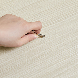 une main tenant un stylo sur une table