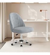 en velours bleu clair avec capitonnage à canaux sur dossier arrondi, base à roulettes chromée et mécanisme réglable en hauteur. Présenté dans un espace de travail blanc minimaliste.