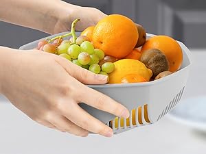 Séquence étape par étape montrant le lavage à la main des fruits et des légumes dans un évier, une démonstration de la bonne technique de nettoyage à l'eau et à l'aide d'une brosse.
