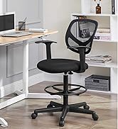 Fauteuil de dessin en maille noire avec accoudoirs, hauteur réglable et base roulante, avec anneau de repose-pieds et coussin de siège rembourré