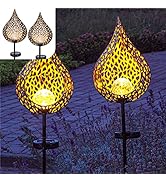 Le texte se lit comme suit : « Image 1 ». Lampes solaires de jardin en forme de larme avec motif découpé complexe. Orbes jaunes rougeoyants à l'intérieur. Deux luminaires éclairés dans le jardin la nuit, deux non éclairés sont montrés dans l'image en encadré