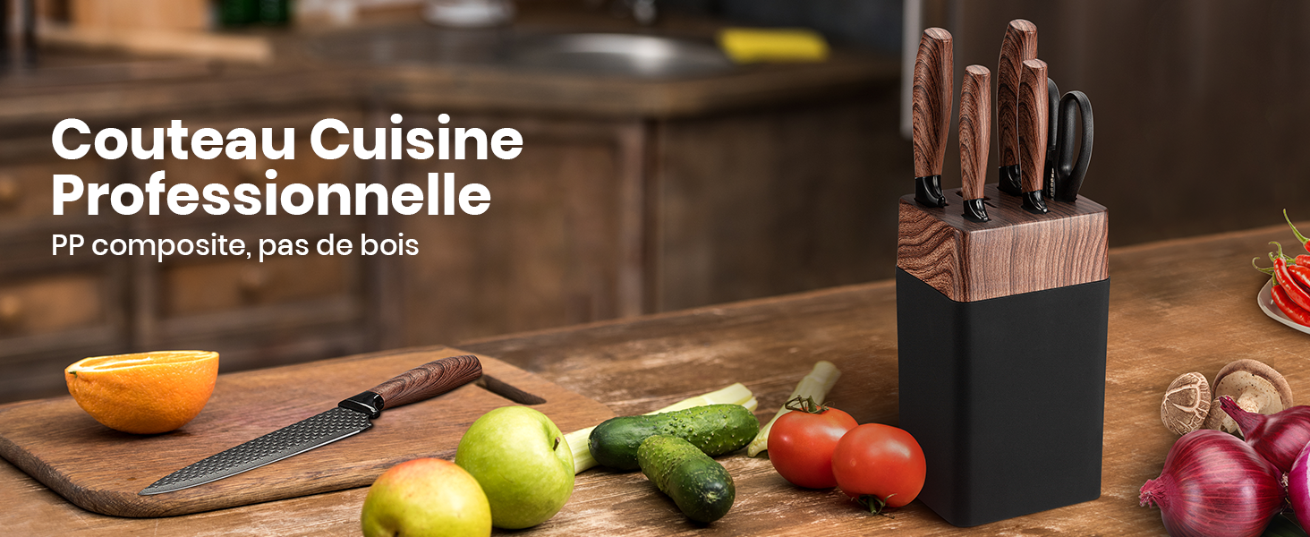 avec manches en bois dans un bloc noir, entouré de fruits et légumes frais sur une surface en bois.