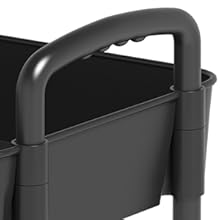 un gros plan d'une poignée de chariot en métal.