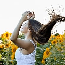 une femme dans un champ de tournesols