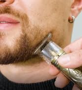 un homme qui se rase la barbe avec un rasoir