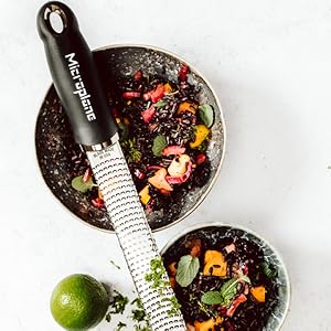 Microplane Râpe à zesteur pour Agrumes, Parmesan, Gingembre, Chocolat et Noix