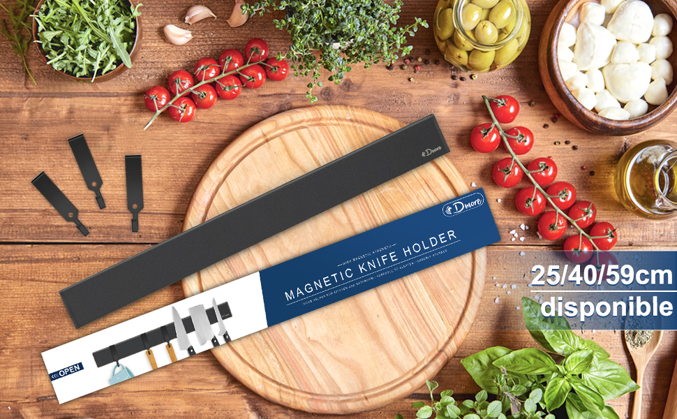 Porte-couteaux magnétique dans un emballage bleu, présenté avec une planche à découper en bois, des légumes frais et des herbes. Dimensions du produit disponibles : 25/40/59 cm