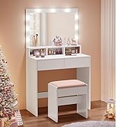 avec miroir éclairé, deux tiroirs et étagères ouvertes présentant des produits de maquillage. Tabouret assorti avec coussin rose. Décorations de Noël visibles.