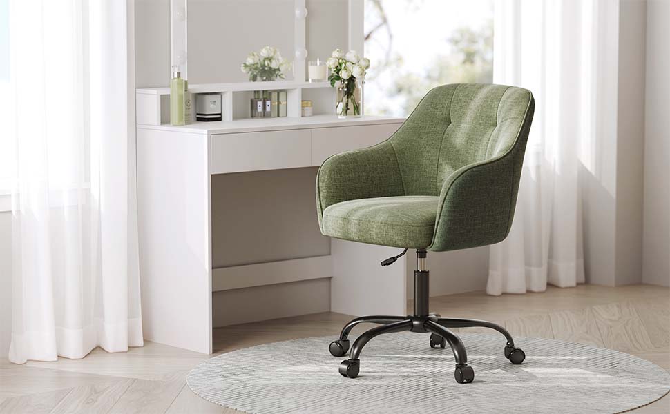 une chaise avec un coussin vert devant un meuble-lavabo blanc.