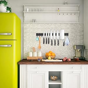 Aménagement de cuisine contemporain avec réfrigérateur rétro vert citron, porte-couteaux magnétique, étagères blanches et comptoir en bois avec présentoir à fruits