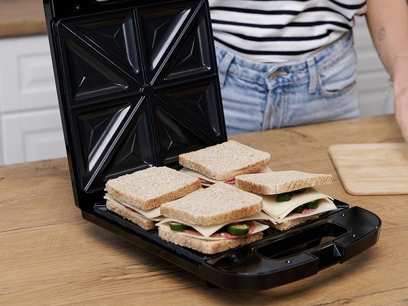 Séquence progressive montrant un sandwich en cours de préparation et placé dans une presse à sandwich noire ou sur un gril. Plans rapprochés du pain fourré sur une surface en bois.