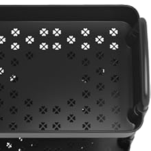 le panier est un contenant de rangement en plastique avec un couvercle en plastique noir.