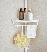 avec étagère et porte-serviettes. Peut contenir divers flacons de toilette et un luffa jaune. Monté sur un mur beige texturé.