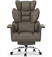 Chaise de bureau exécutive en cuir gris avec dossier haut segmenté, appui-tête rembourré, accoudoirs larges et base chromée à roulettes.