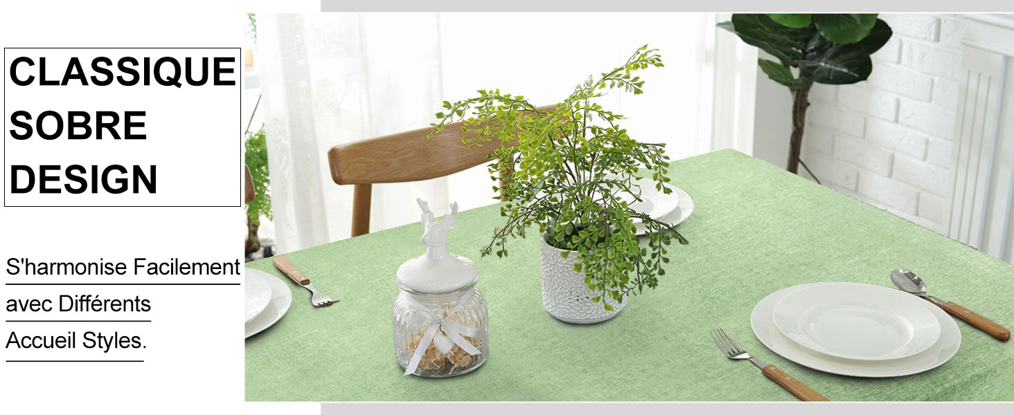Décoration de table minimaliste avec des assiettes blanches, des plantes en pot et un texte en français indiquant des éléments de design classiques sur une surface claire