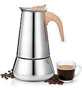 Cafetière à moka en acier inoxydable avec poignée beige représentée à côté d'une tasse à café remplie d'espresso. Grains de café visibles au premier plan.