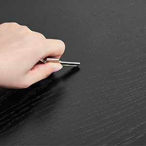 une main tenant un stylo sur une table