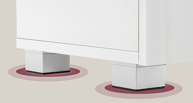 Des boîtes de produits blanches présentées en séquence illustrant un mouvement de rotation ou de rotation, affichées sur un fond gris clair.