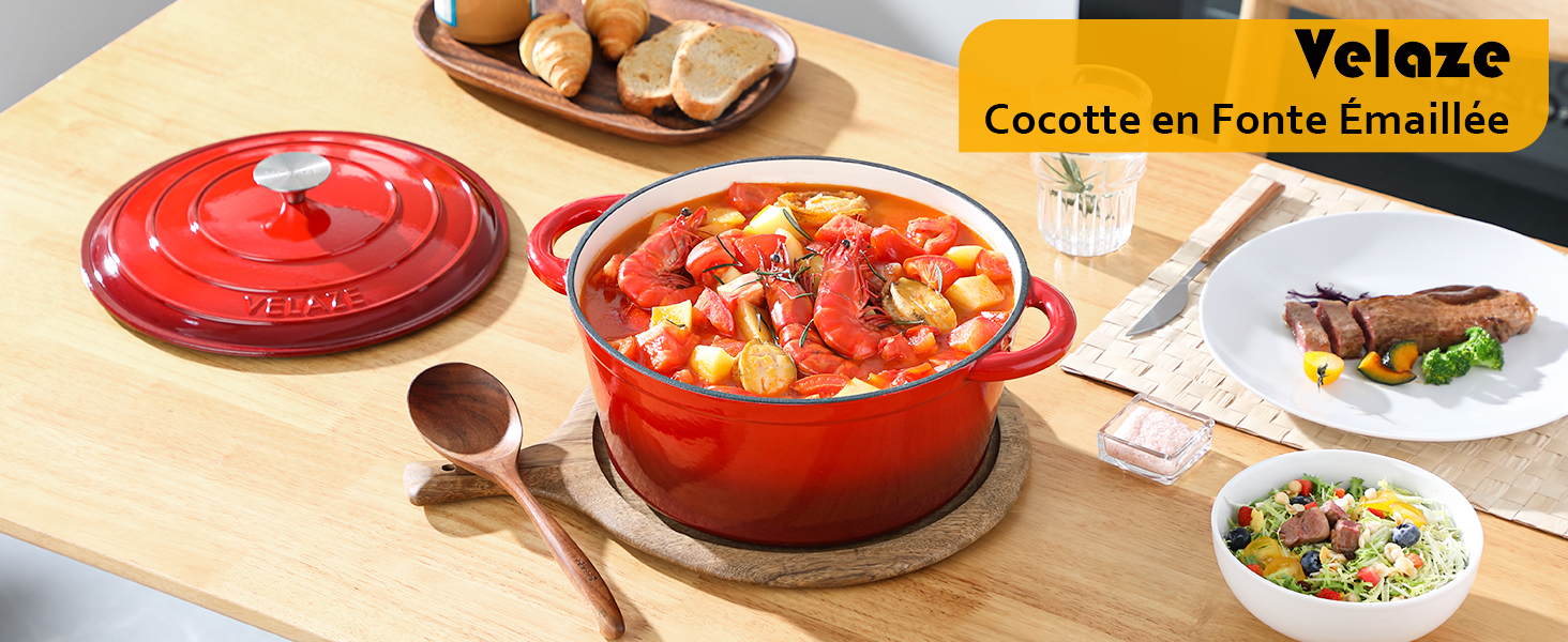 Cocotte en fonte émaillée rouge avec couvercle, remplie d'un plat coloré. Table en bois avec du pain et des images de nourriture supplémentaires.