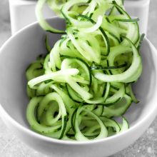 Concombre coupé à la mandoline