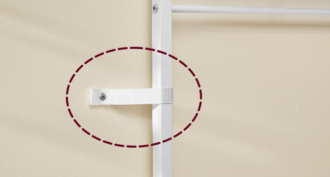 Gros plan d'un support de montage blanc en forme de L fixé à une surface beige. Un ovale rouge en pointillés met en évidence le point de connexion du support