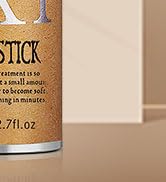 Assiettes de nourriture variées comprenant de la charcuterie, des légumes et des apéritifs disposés sur des planches de service en bois.