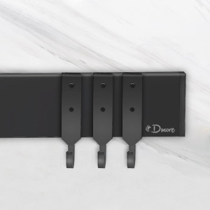 un cadre en métal noir avec un cadre en métal noir et un comptoir en marbre blanc