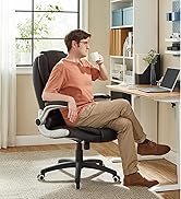 avec assise et accoudoirs rembourrés, présentée dans un cadre de bureau à domicile moderne avec bureau et ordinateur portable