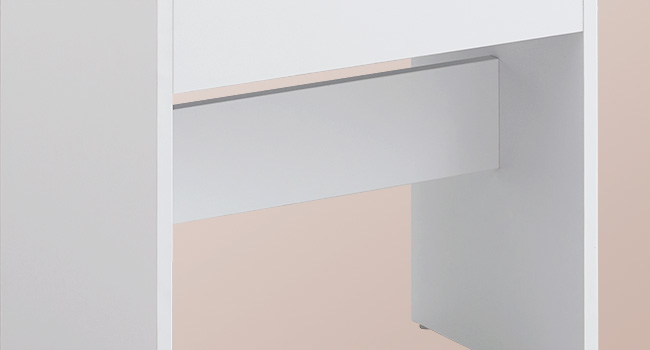 Vue rapprochée d'une étagère minimaliste blanche ou d'un intérieur d'armoire présentant des lignes géométriques épurées et des coins avec un mur d'accent beige visible