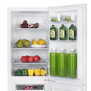 Combo réfrigérateur-congélateur blanc avec étagères transparentes présentant des produits frais, des bouteilles et des produits surgelés dans des compartiments organisés