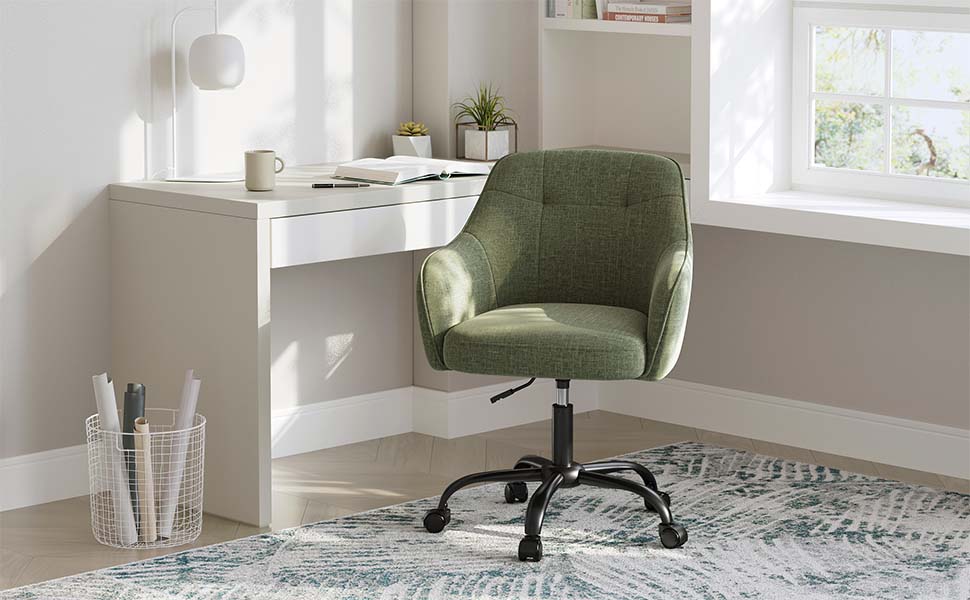 une chaise assise dans une pièce.