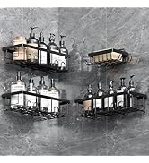 Quatre étagères de salle de bain murales en métal noir présentant divers flacons et distributeurs en verre sur un mur gris texturé