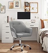 Chaise de bureau moderne rembourrée grise avec accoudoirs rembourrés sur base chromée à roulettes, positionnée sur un bureau blanc dans un environnement de bureau à domicile