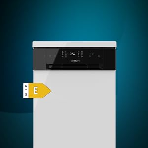 Appareil blanc avec panneau d'affichage numérique sur fond bleu sarcelle. Étiquette d'efficacité énergétique jaune visible sur le côté.