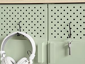 vert sauge clair avec écouteurs blancs et petits accessoires montés dessus.