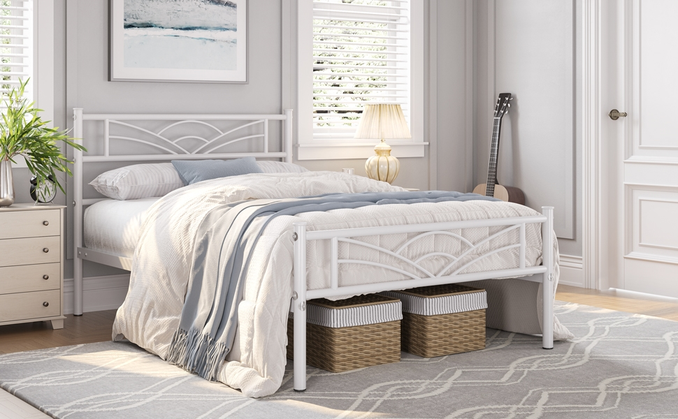 un lit blanc surmonté d'une couverture bleue et blanche.