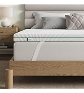 Canapé ou canapé minimaliste moderne présenté sous plusieurs angles, avec des lignes épurées, un revêtement léger et des détails de pieds en bois.