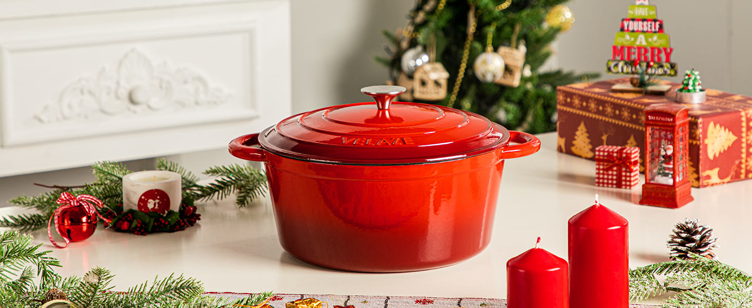 sur le comptoir de la cuisine avec des décorations de Noël, des branches de pin et des bougies rouges qui l'entourent