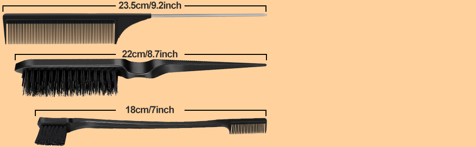 Trois peignes à cheveux de tailles et de motifs différents. Longueurs indiquées : 21,5 cm/9,2 pouces, 22 cm/8,7 pouces et 18 cm/7 pouces. Affiché sur fond beige.