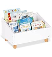 Plusieurs vues d'une étagère à livres en bois blanc avec de courts pieds en bois, montrant différents angles de compartiments de rangement conçus pour les livres pour enfants.