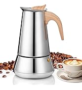 Machine à expresso en acier inoxydable avec manche en bois, illustrée avec des grains de café et une tasse à latte en arrière-plan.