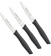 Ensemble de trois couteaux de cuisine à lames argentées et manches ergonomiques noirs, disposés en parallèle sur fond blanc.