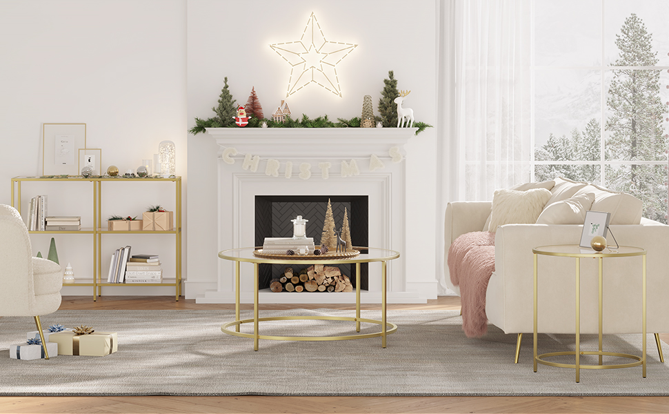 un salon avec une cheminée blanche et un sapin de Noël