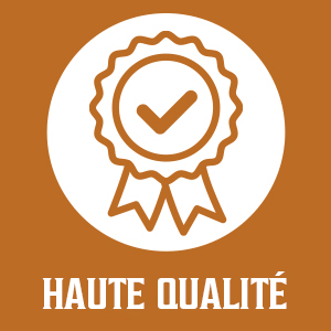 Badge circulaire blanc avec bord festonné et coche sur fond orange. Le texte ci-dessous indique « HAUTE QUALITÉ » en majuscules blanches