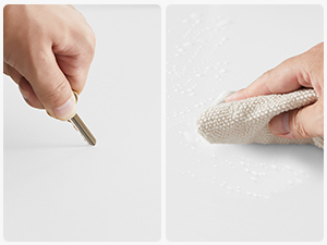 une main tenant un pinceau et une feuille de papier avec un pinceau.