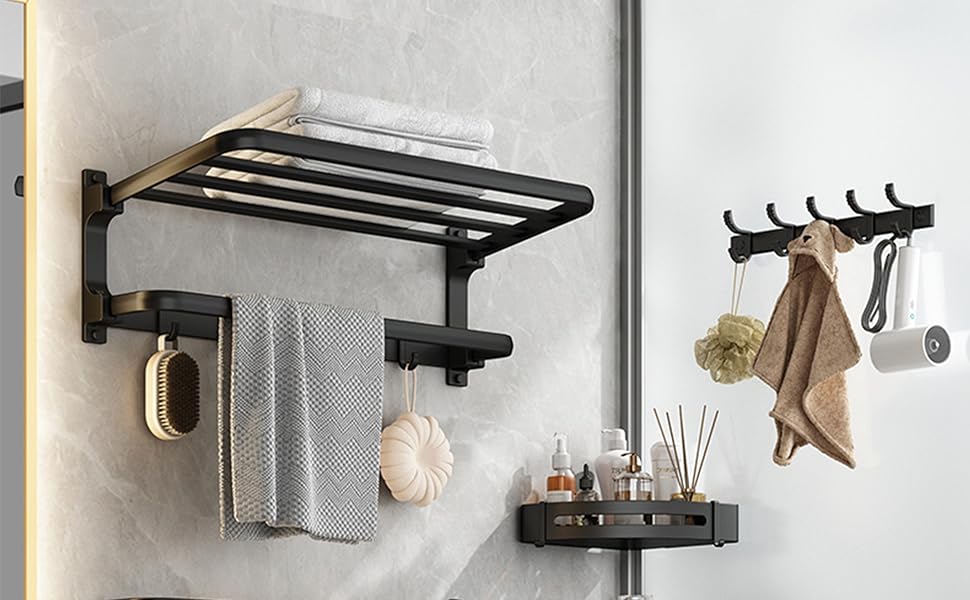 une étagère avec des serviettes et un porte-serviettes dessus.